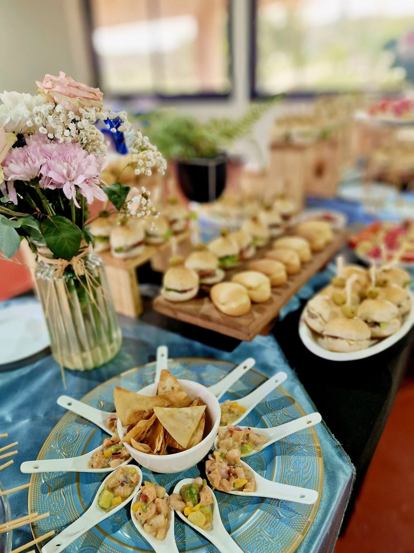 Montaje de banquetería con flores y bocados salados