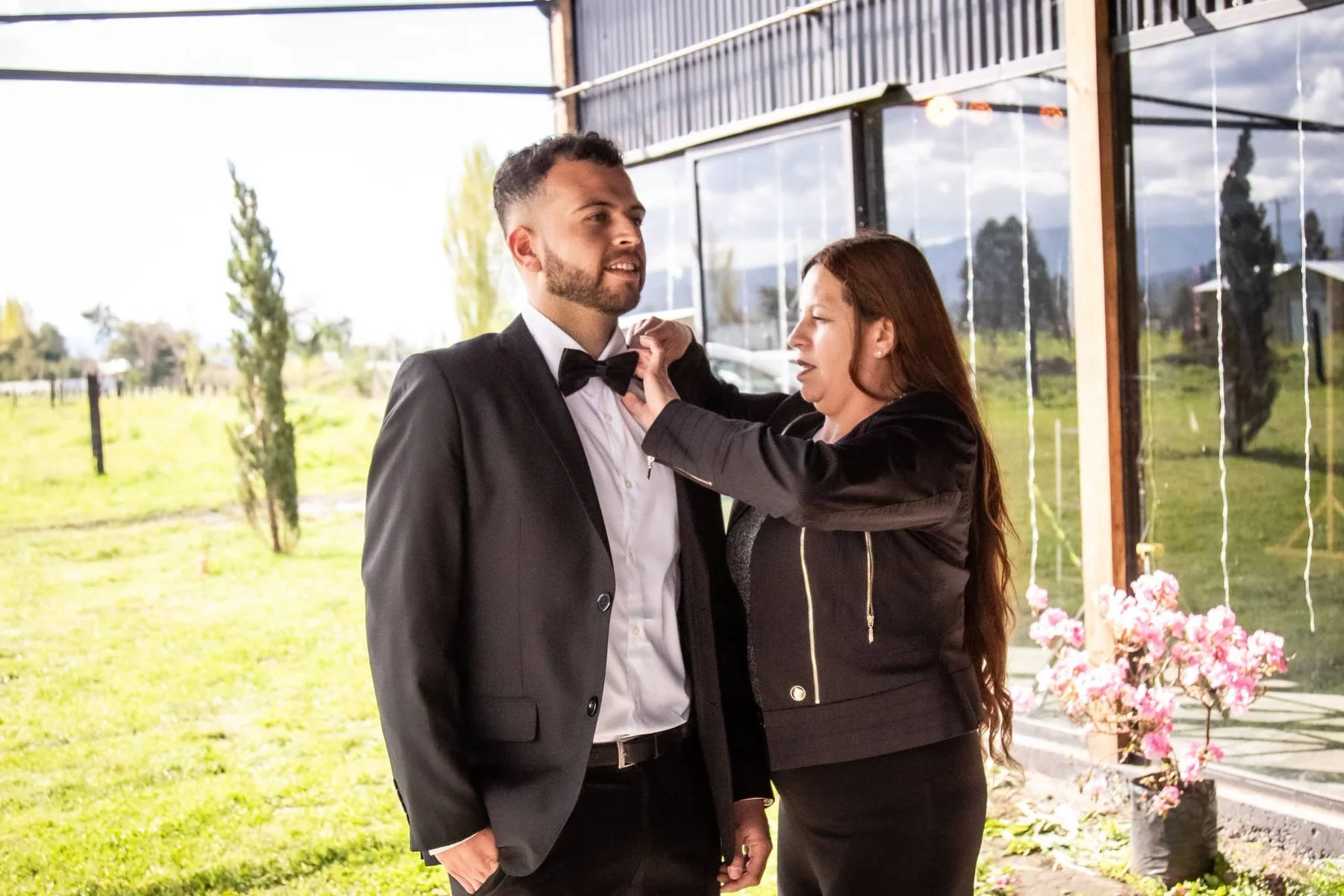 Cristel acompañando al novio en los preparativos de su matrimonio