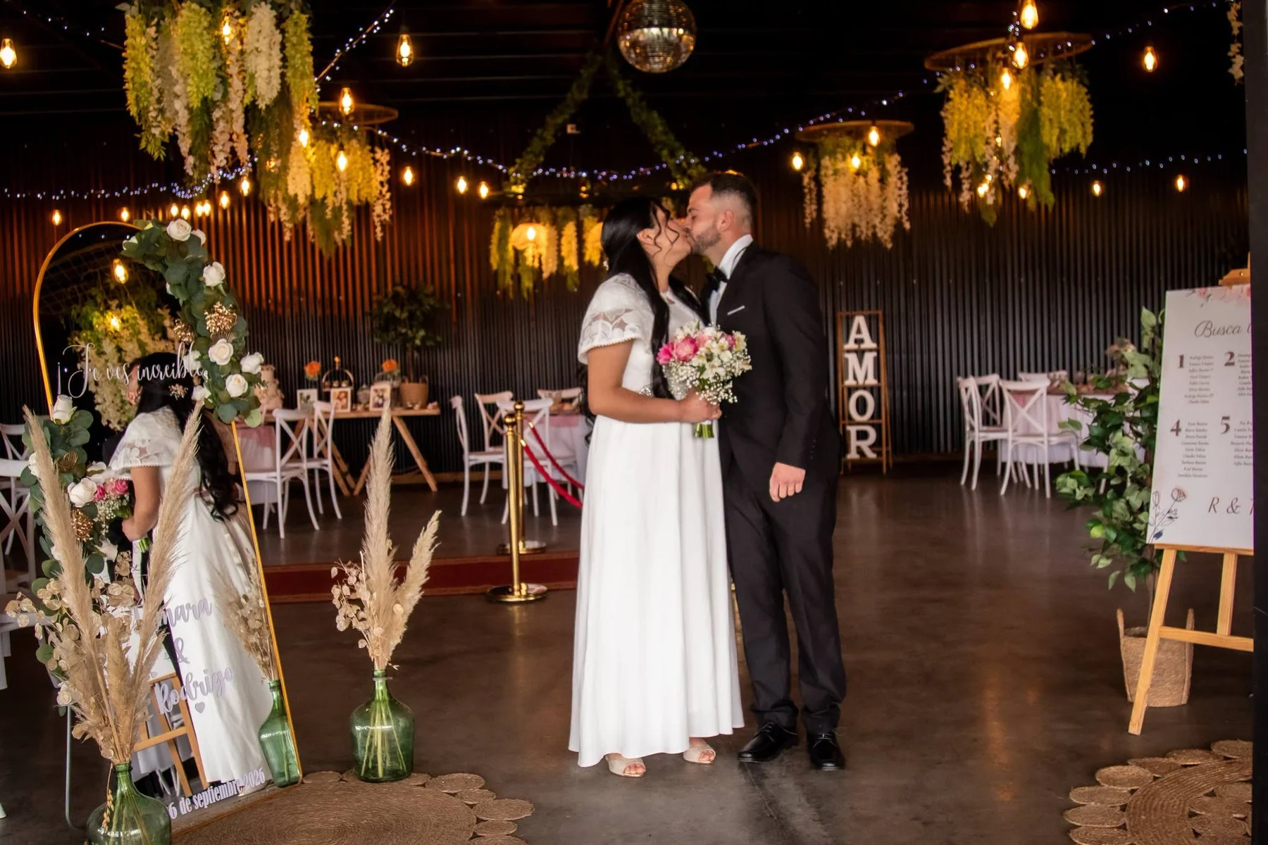 Novios celebrando en un salón con iluminación cálida