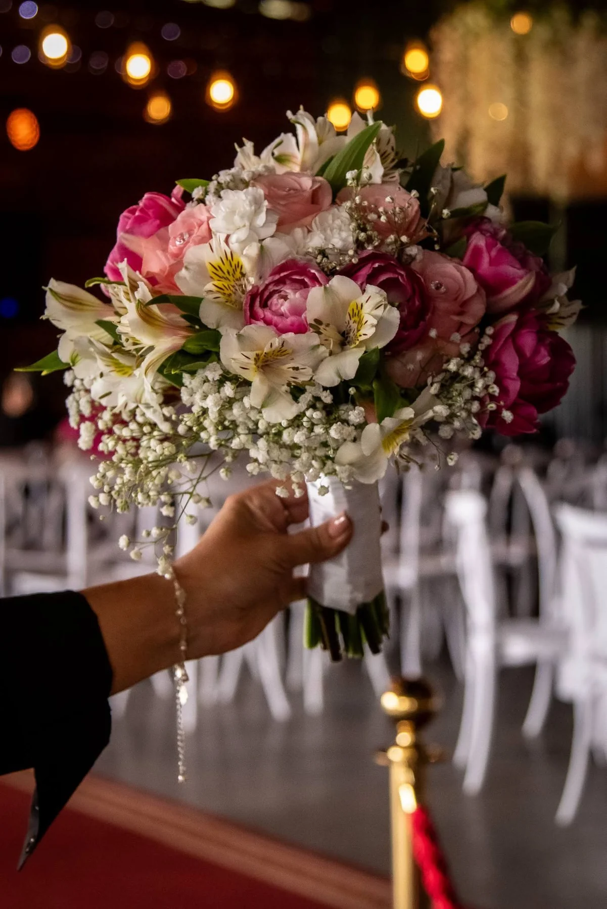 Ramo de novia con flores rosadas y blancas
