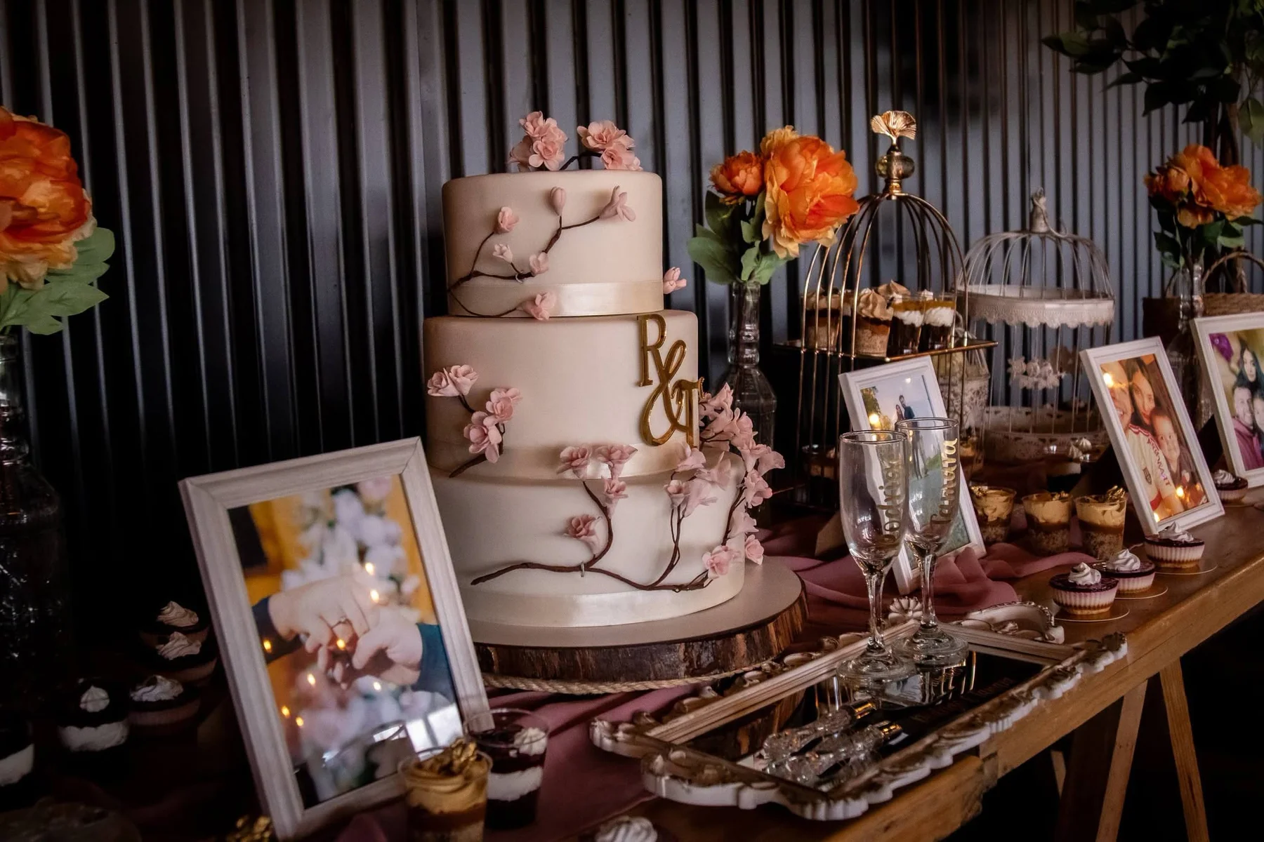 Torta de matrimonio y detalles personalizados de la mesa dulce