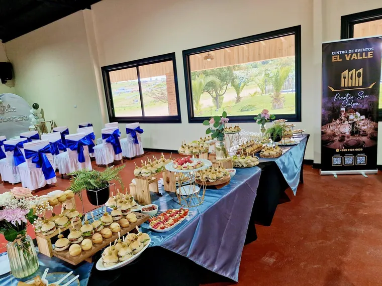 Mesa de coctelería y banquetería preparada para un evento