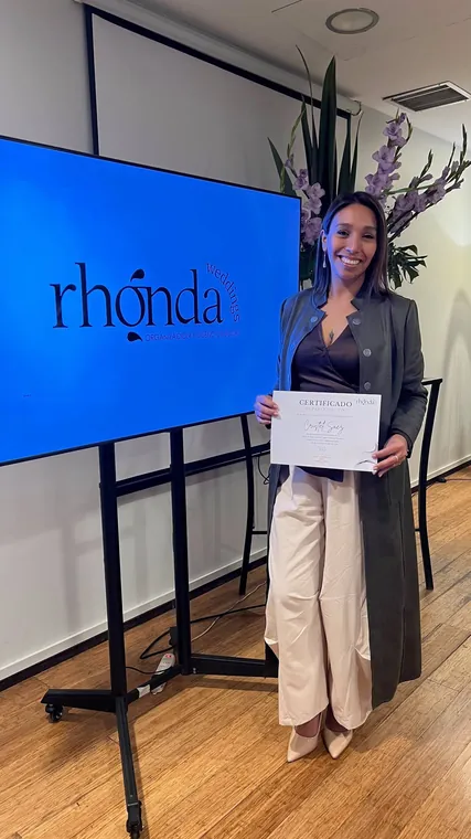 Cristel Sáez con su certificado de Wedding Planner