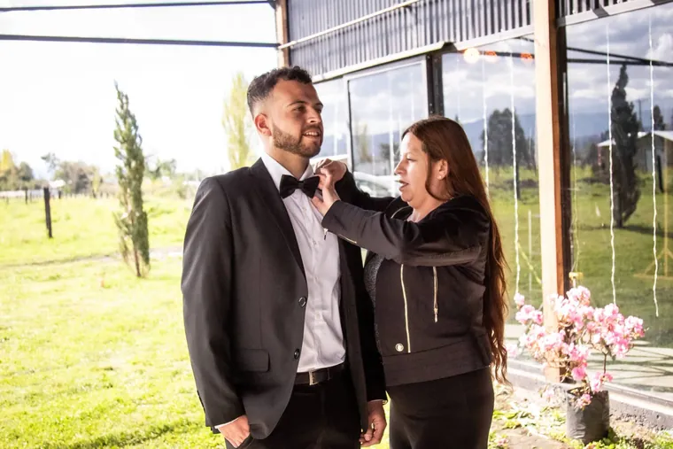 Cristel acompañando al novio en los preparativos de su matrimonio