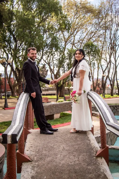 Novios en los jardines durante una celebración en El Valle