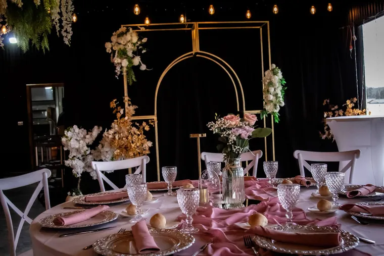 Mesa de matrimonio con flores, cristalería y velas