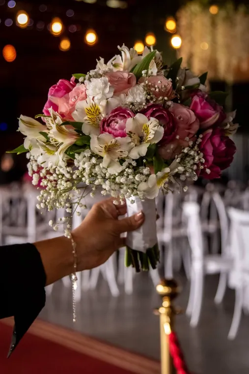 Ramo de novia con flores rosadas y blancas
