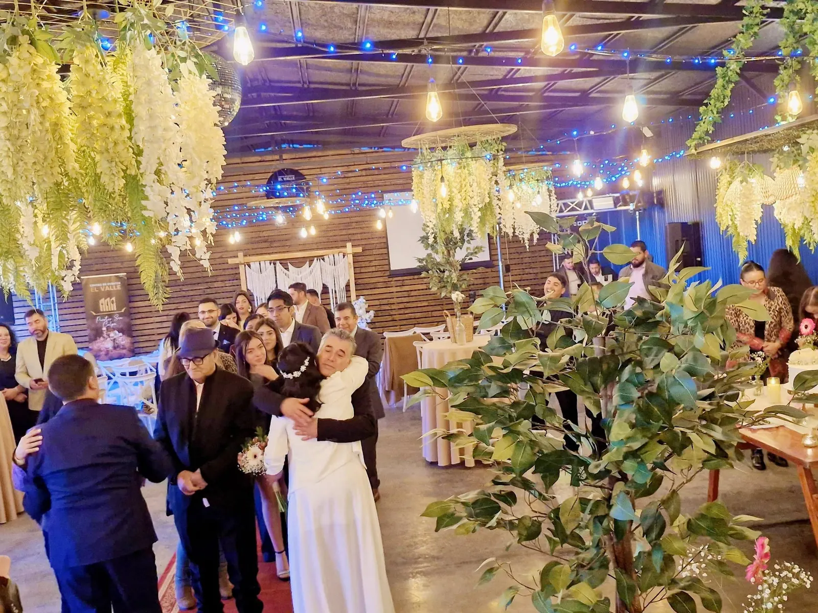 Pista de baile en uso durante una celebración en Centro de Eventos El Valle