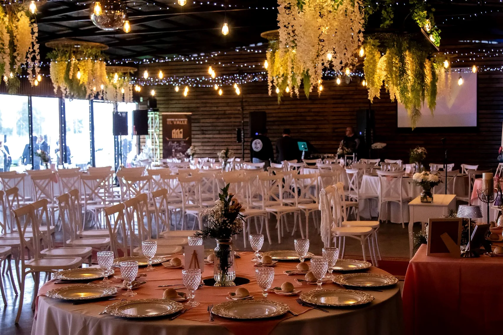 Mesa preparada para un almuerzo de evento en Angol