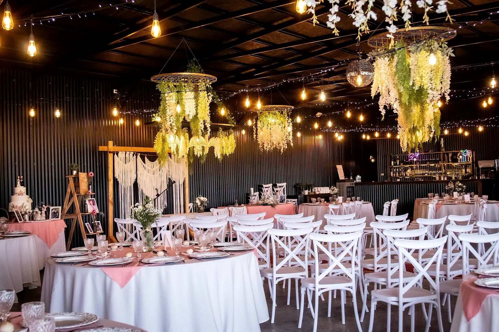 Ambiente preparado para una cena de celebración en Angol